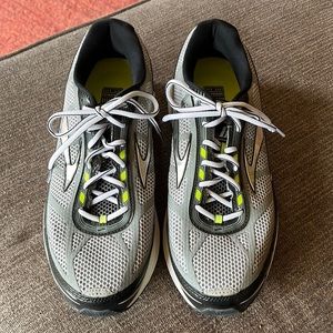 Men’s Brooks DYAD 8 Running Shoes Size 12